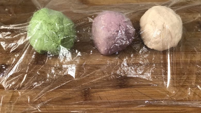 三色汤圆,盖上保鲜膜醒20分钟