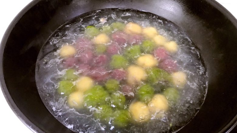 三色汤圆,水开后放入汤圆,刚开始防止粘锅,记得晃动一下锅,或者用锅铲轻轻推动一下