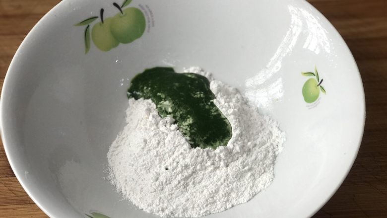 三色汤圆,揉面团时记得分次加入果蔬汁,以免造成不成团的现象