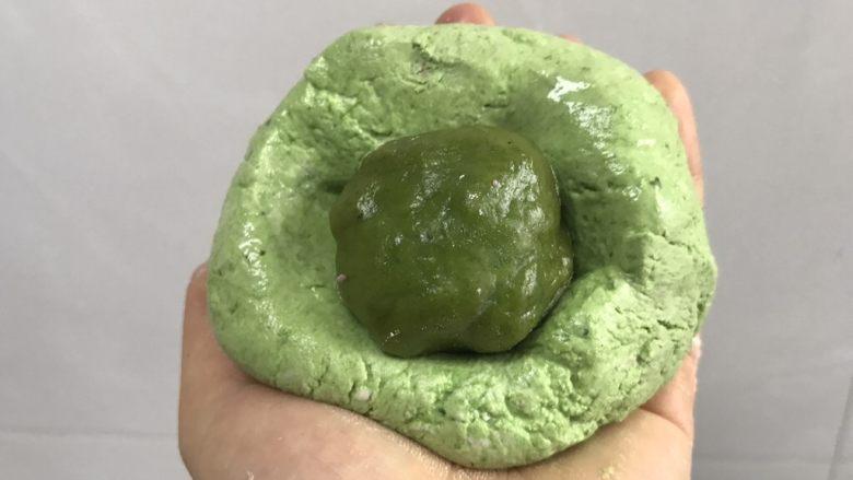 三色汤圆,将大面团包住煮熟的小面团,揉到混合均匀