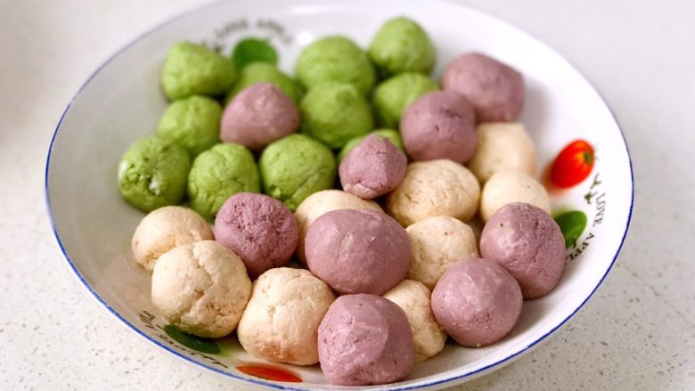 三色汤圆,汤圆全部包好,锅中烧一锅开水