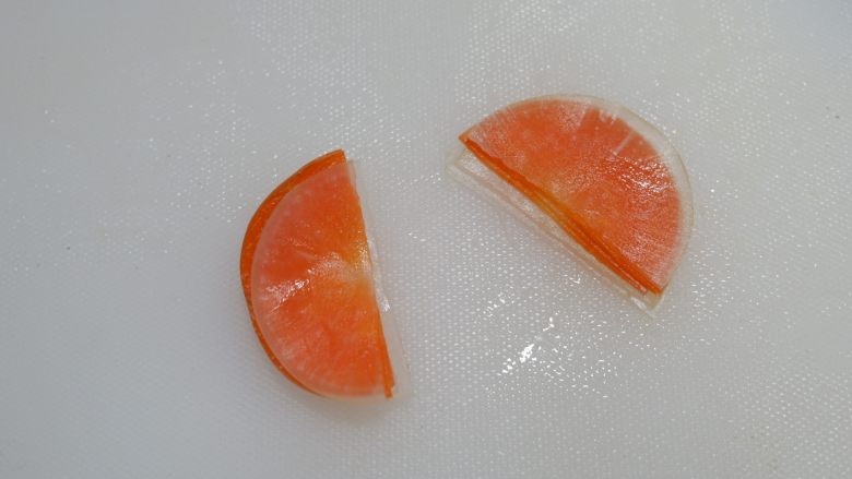 双萝开花喜迎春,取几片胡萝卜,白萝卜对半切开。