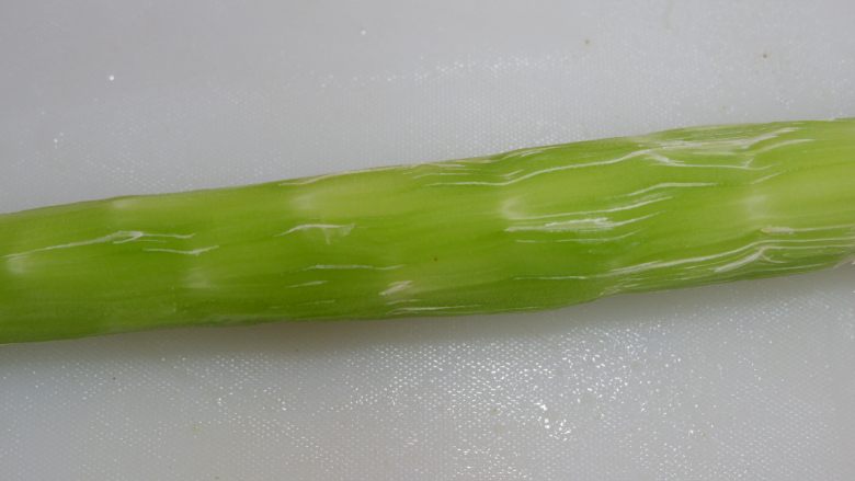锦上添花,<a style='color:red;display:inline-block;' href='/shicai/ 174'>莴苣</a>去皮洗净。