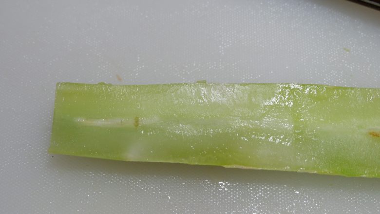 锦上添花,将莴苣对半切开。