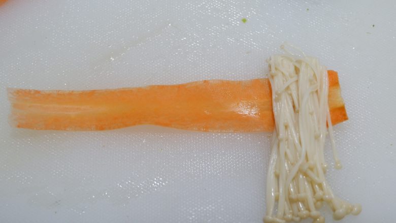 锦上添花,取一片胡萝卜,放上少许金针菇