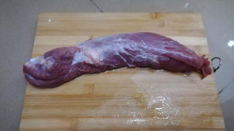 蜜汁叉烧,叉烧肉最好的选择是梅肉，又称为雪花肉，肉质鲜嫩。