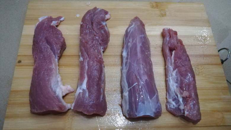 蜜汁叉烧,猪肉洗净切条，厚度约为2.5-3cm，一口大小，同时也可以避免因为肉过厚受热不均匀，而导致烤制完后表面过干或者内部未熟。