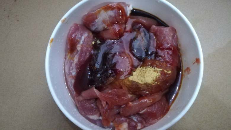 蜜汁叉烧,放入将所有调味料，用手抓匀，同时可以对肉进行按摩。