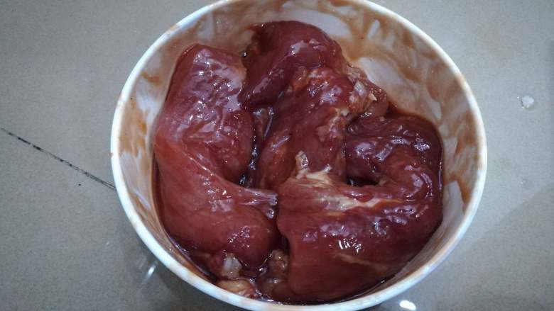 蜜汁叉烧,腌制时间最起码2小时以上，最好冷藏过夜腌制，更加入味。隔一段时间翻面，让肉可以更加均匀的吸收酱汁。