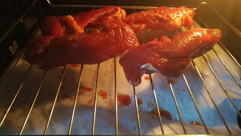 蜜汁叉烧,烤箱预热200-220℃，根据自家烤箱而定，需要烤制35-40min。入烤箱前均匀擦上腌制的酱汁，再涂上一层<a style='color:red;display:inline-block;' href='/shicai/ 865'>蜂蜜</a>水（不要太稀）。