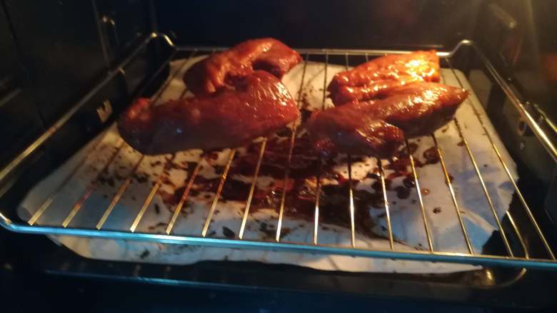 蜜汁叉烧,十五分钟后拿出，翻面，再涂上腌制的酱汁，再涂上一层蜂蜜水。