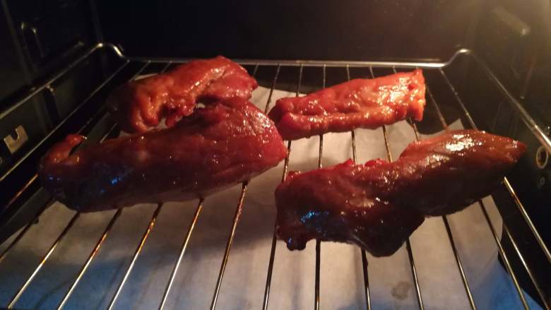 蜜汁叉烧,在烤制完毕后，涂上最后一次蜂蜜水，利用肉表面余温慢慢吸收蜂蜜，这样表面就会有一层漂亮的光泽。