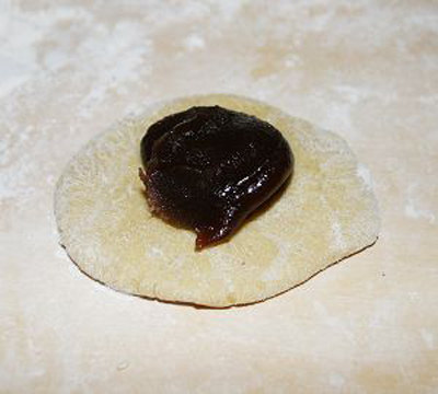 煎芝麻年糕,按成圆形饼,放上<a style='color:red;display:inline-block;' href='/shicai/ 475'>红豆沙</a>