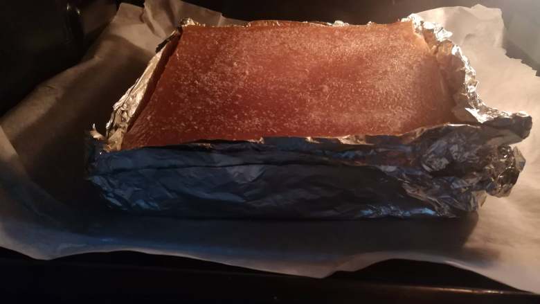 脆皮烧肉,接着放入已经220℃预热的烤箱中层,烘烤30分钟,注意要包好锡纸,这样才可以避免肉汁蒸发