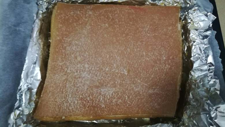 脆皮烧肉,然后用锡纸包好,猪皮表面用厨房纸擦拭干净表面,然后用盐和小苏打混合后均匀涂抹在猪皮表面,然后静置半个小时左右
