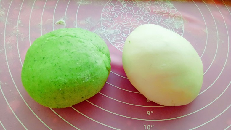 百财(白菜)大肚子水饺,将白色面团和绿色面团和好盖保鲜膜醒20分钟。