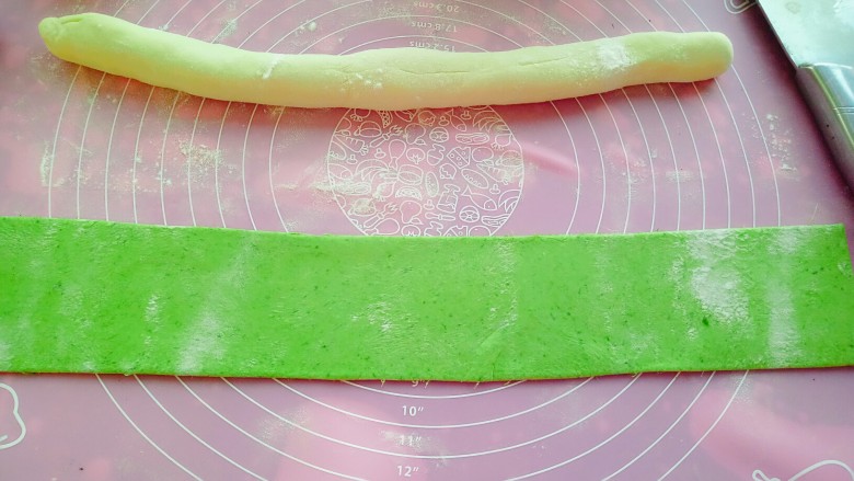 百财(白菜)大肚子水饺,绿色面团擀成长条片,修边
