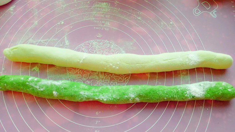 百财(白菜)大肚子水饺,醒好的面搓成长条
