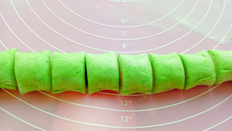 百财(白菜)大肚子水饺,用刀切成段
