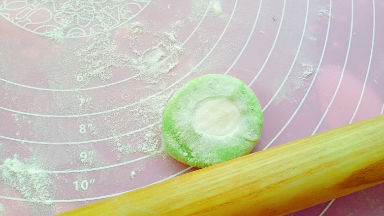 百财(白菜)大肚子水饺,用擀面杖擀成片