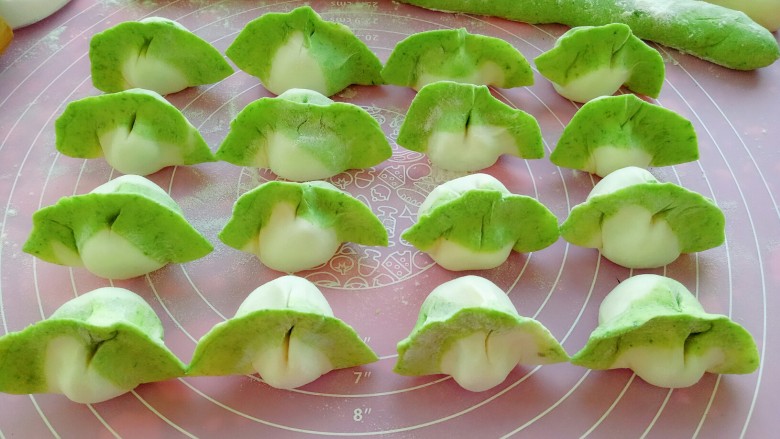 百财（白菜）大肚子水饺,全部包好（水中放入少许食盐，开锅下入饺子，再次烧开，点一点凉水。一共点三次凉水，水饺飘起就好了）