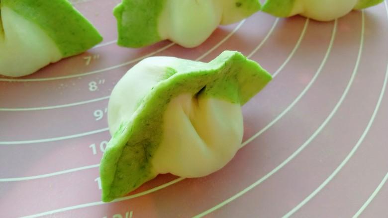 百财(白菜)大肚子水饺,包上喜欢的馅料,捏紧