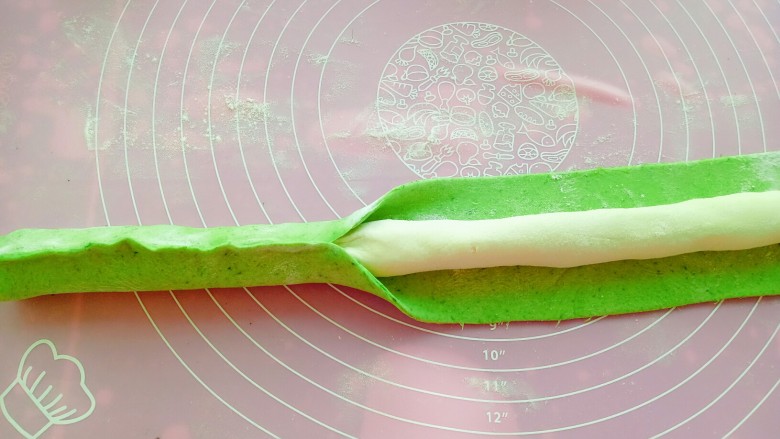 百财(白菜)大肚子水饺,然后收口捏紧,用手稍微搓长一些