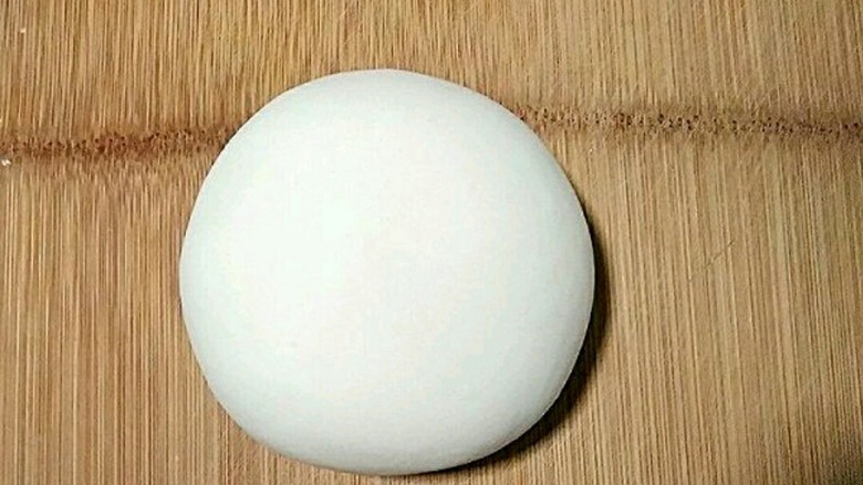 韭菜盒子&香浓玉米糊,将和好的面团揉光,盖上保鲜膜醒20分钟,再次揉光。