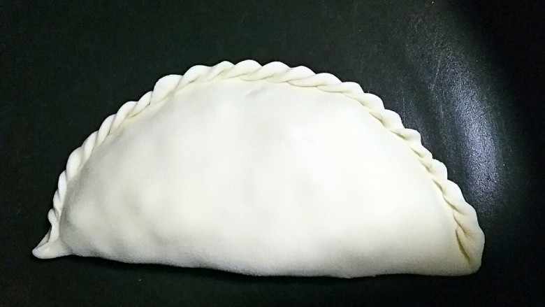 韭菜盒子&香浓玉米糊,平底不沾锅小火预热,锅中不用放油,将包好的韭菜盒子放进锅中,小火加盖慢烙。