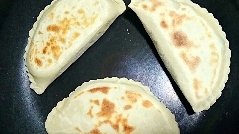 韭菜盒子&香浓玉米糊,全程小火加盖慢烙,记得要翻面,至两面都烙至金黄焦脆即可出锅。