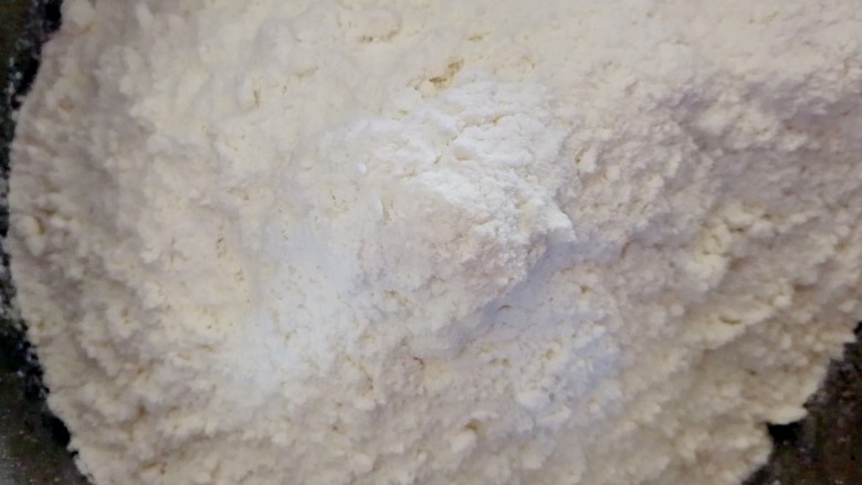 红豆小小酥~植物油版,开始做油酥,面粉称重放在容器里面