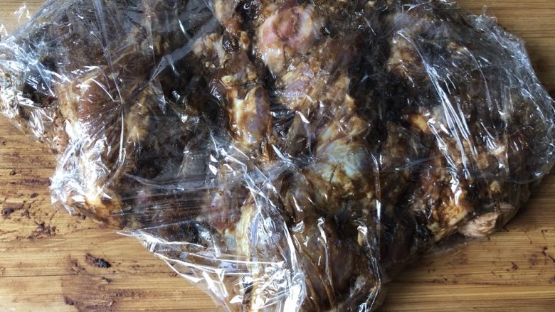 秘制酱肘子,盖上保鲜膜,腌制一个半小时