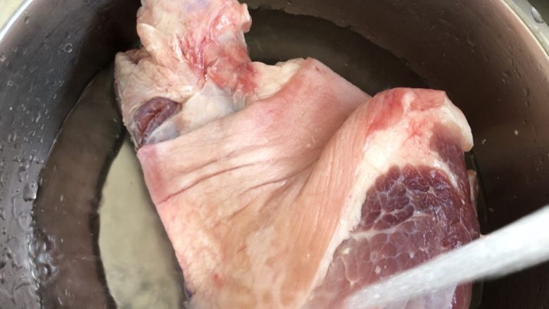 秘制酱肘子,肘子洗干净,去骨,剖开铺平