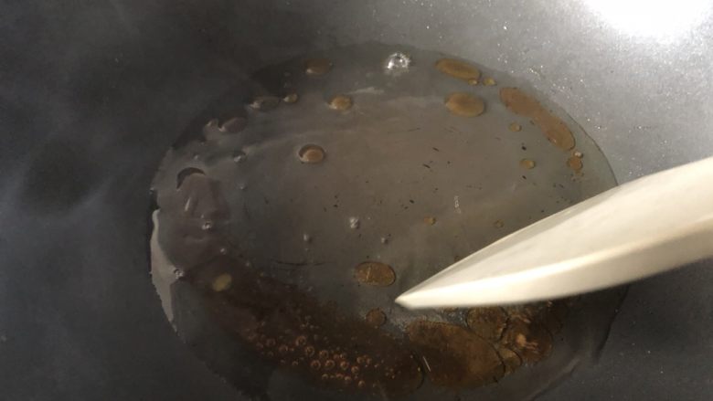 秘制酱肘子,加入豆瓣酱翻炒几下,加入香料翻炒几下,下肘子