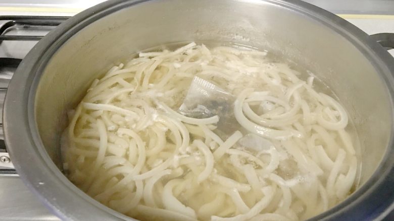 晶莹剔透猪皮冻,小火炖煮大概1.5小时,基本上剩一半水的时候,就可以测试一下,看是不是可以凝结成冻。