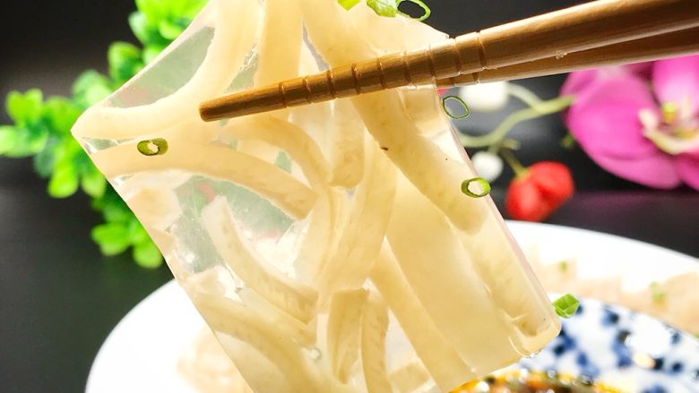 晶莹剔透猪皮冻,晶莹剔透,口感有弹性滑爽,蘸着酱料,满口胶原蛋白。