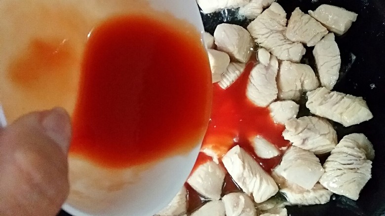 菠萝咕咾鸡,翻炒至鸡胸肉全表白时,倒入调好的酱汁。