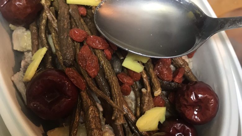 女性元气汤:野生甜当归炖土鸡,加入一勺料酒,做荤菜料理,料酒必不可少。如果家中没有料酒,看看是否有酒糟,就是米酒,如果有,可以取一勺,一勺米酒尽量的不要有米
