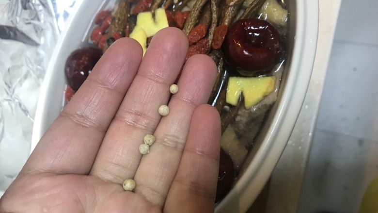 女性元气汤:野生甜当归炖土鸡,加入白胡椒粒。炖汤,无论是隔水炖,直火炖都是用胡椒粒,如果没有,就在起锅前放胡椒粉,提味提鲜去腥