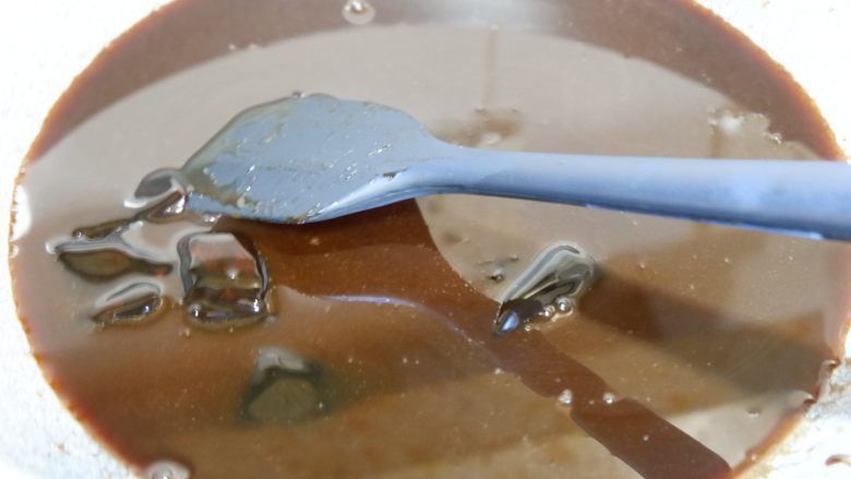 阿胶糕固元膏,小火熬到融化后,加冰糖碎,小火慢慢熬,不停的搅拌。(需要耐心)