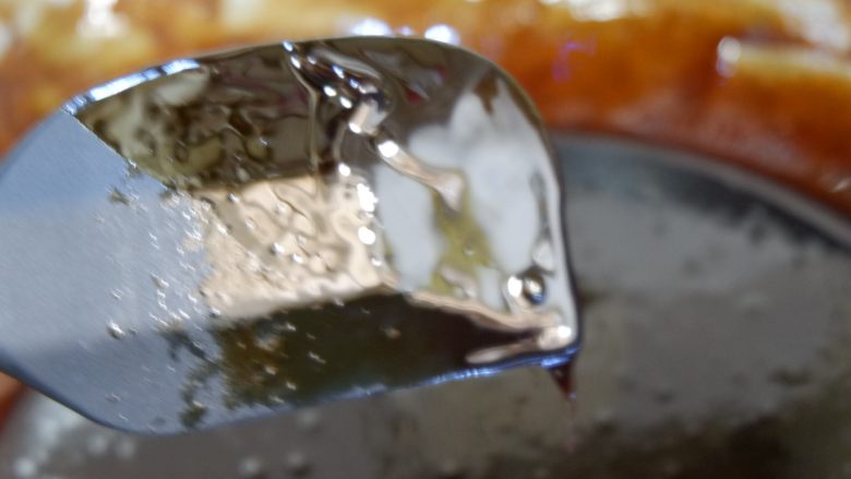 阿胶糕固元膏,小火熬至挂旗状,(木铲拿起阿胶糕呈倒三角状)一定要熬到挂旗状。