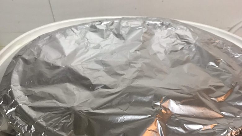 女性元气汤:野生甜当归炖土鸡,盖上锡纸,完全的让汤料保持原汁