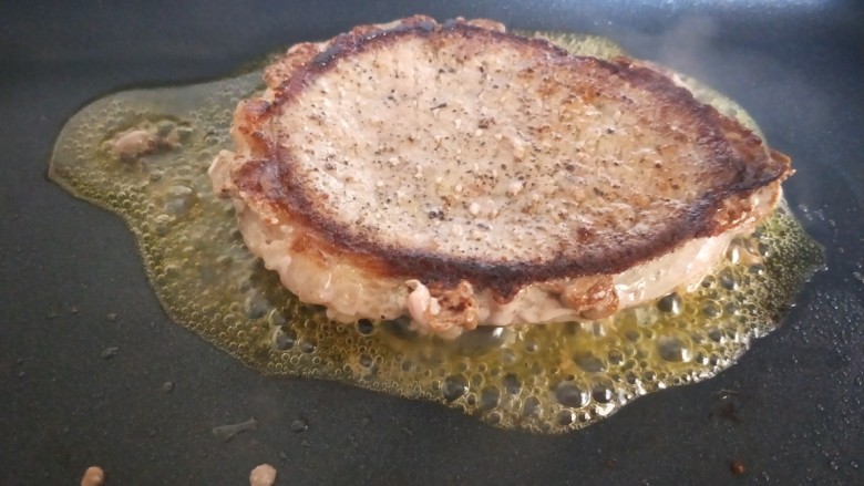 牛运亨通温馨家庭煎牛排,翻面煎两分钟。
~一次煎了两块牛排,为了拍照这面没煎好看😄