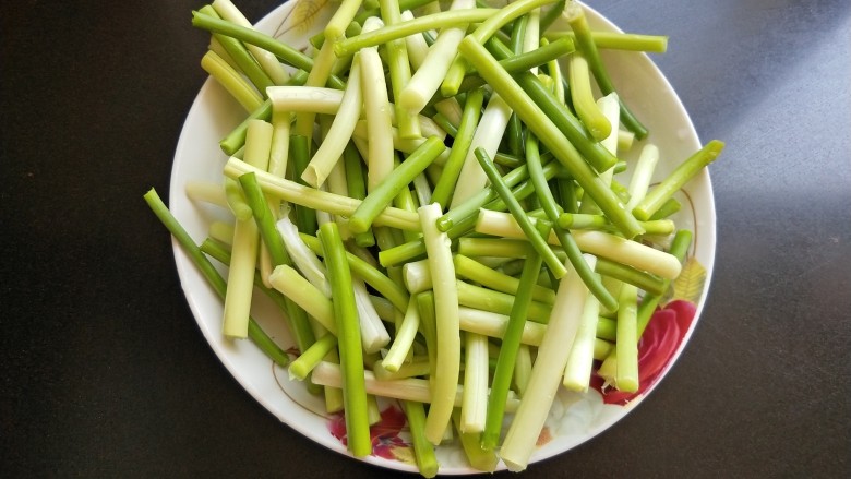 年菜 蒜薹炒腊肠,<a style='color:red;display:inline-block;' href='/shicai/ 3350'>蒜薹</a>去头尾,掐成段,洗净。