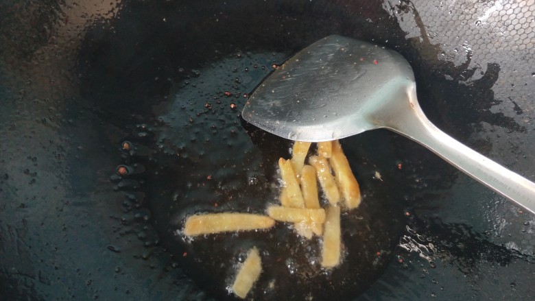 年菜 蒜薹炒腊肠,锅内不需要放油,放生姜爆香。