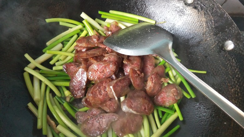 年菜 蒜薹炒腊肠,蒜薹七成熟,放腊肠。