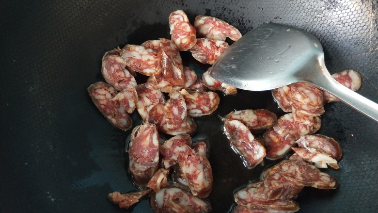 年菜 蒜薹炒腊肠,腊肠冷油下锅,小火慢炒。
