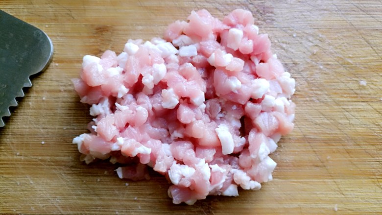 豆豉炒肉丁,然后切丝再切成小颗粒备用。