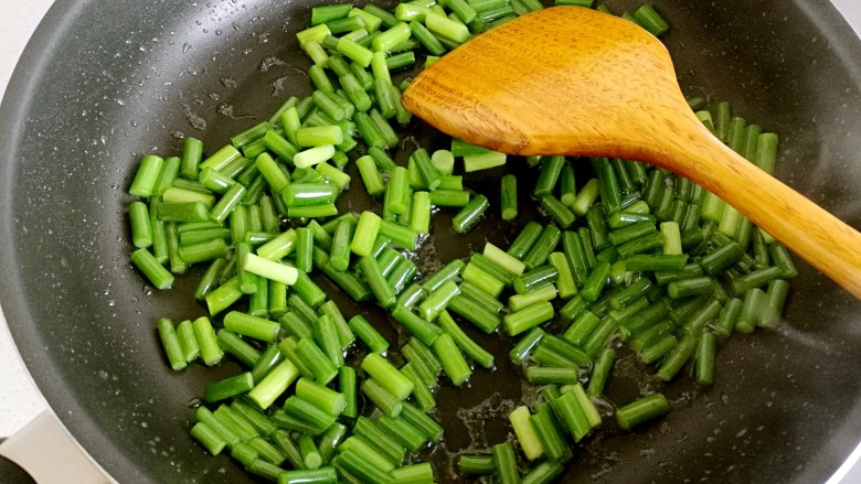 豆豉炒肉丁,用锅铲把蒜苔炒至八分熟盛出备用。