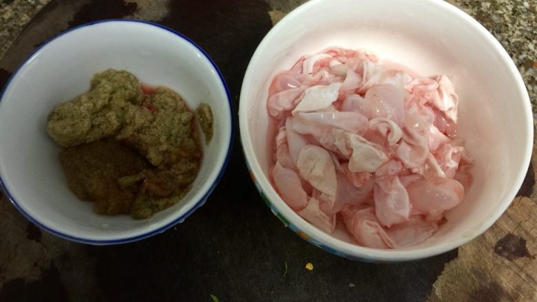酸辣软糯无敌下饭➕泡椒蒜苗烧鱼泡,把鱼籽过水小心清洗下下,鱼泡撕去鱼肠洗去血污,用牙签戳破放气